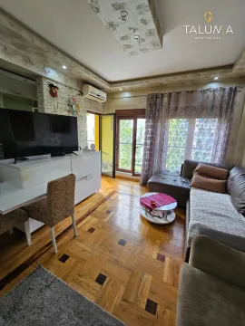 Dnevna soba sa garniturom, televizorom i izlazom na terasu. - image 2