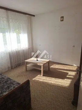 Dnevna soba sa tepihom, stočićem i prozorom sa zavesama. - image 5