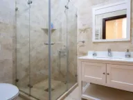 Izdavanje, četvorosoban stan, 500m², Reževići, Budva - image 2