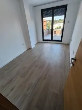 Empty room with laminate flooring and access to the terrace. - image 10