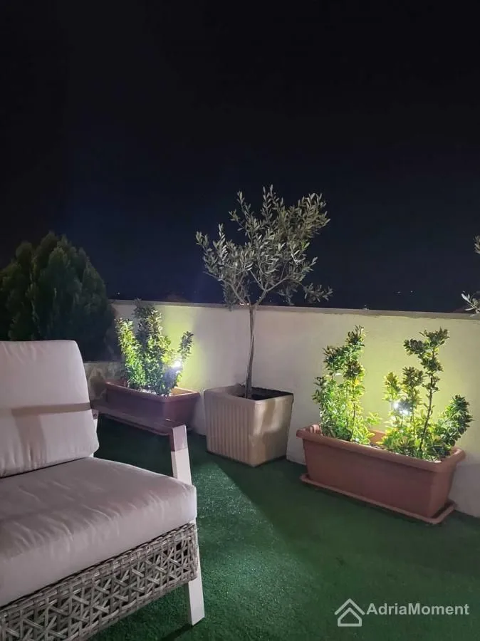 Prodaja, dvosoban stan, 83m², Kalimanj, Tivat
