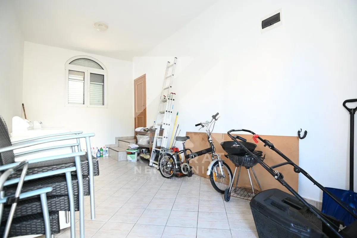 Rent, house, 400m², Zlatica, Podgorica