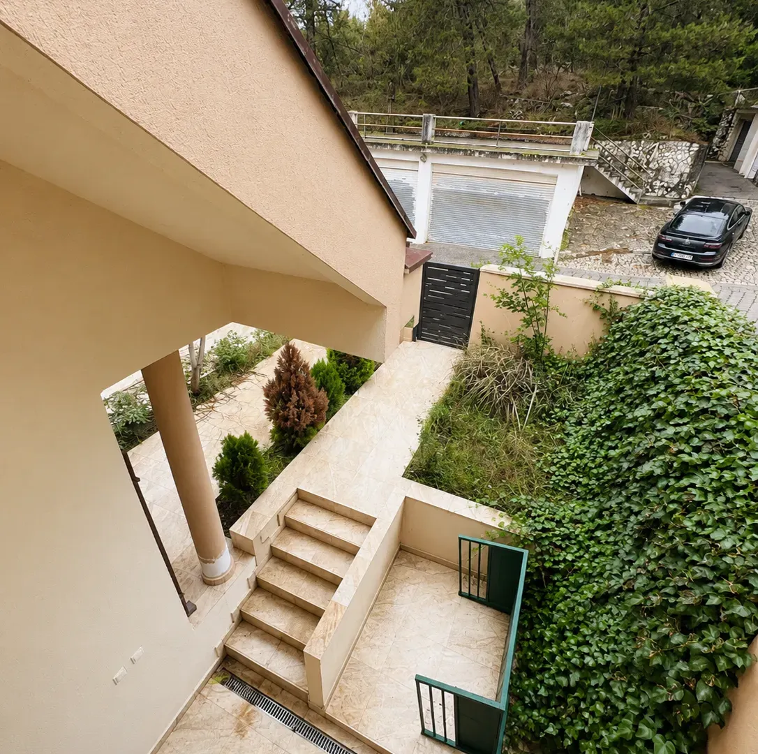 Izdavanje, kuća, 400m², Gorica C, Podgorica