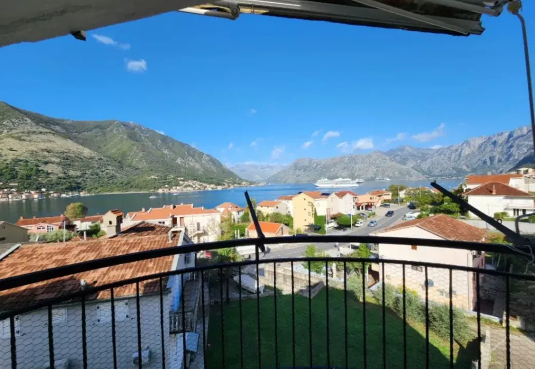 Sale, three bedroom apartment, 120m², Dobrota, Kotor