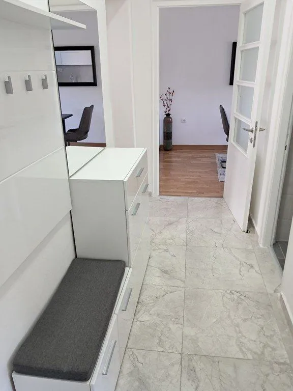 Izdavanje, jednosoban stan, 68m², Centar, Podgorica