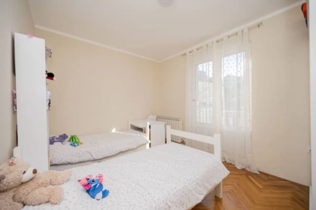 Prodaja, kuća, 400m², Momišići, Podgorica