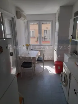 Manja kuhinja sa trpezarijskim stolom i prozorom. - image 9