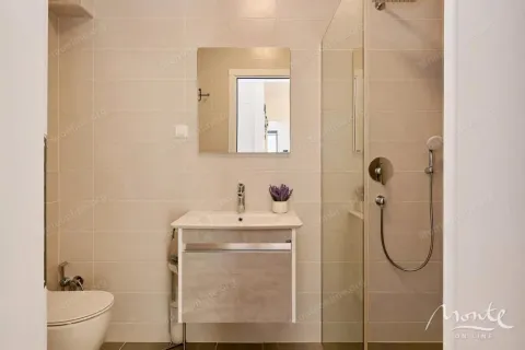 Moderne kupatilo sa tuš kabinom, umivaonikom i WC šoljom. - image 27