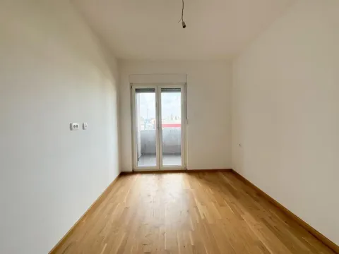 Prazna soba sa drvenim podom i izlazom na terasu. - image 6