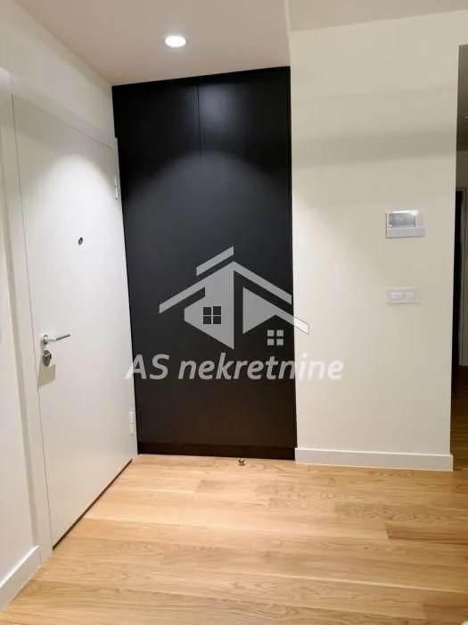 Izdavanje, trosoban stan, 76m², Savski Venac, Beograd