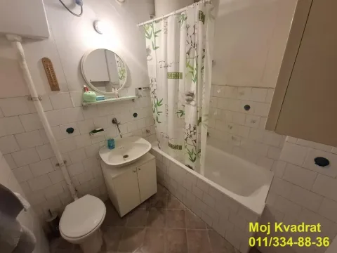 Manje kupatilo sa umivaonikom, toaletom i kadom. - image 8