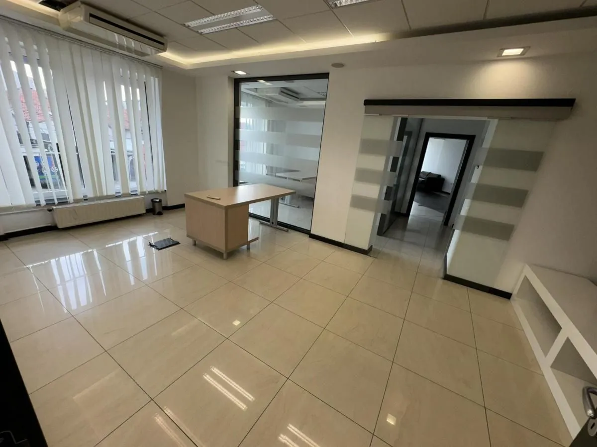 Izdavanje, poslovni prostor, 300m², Cvetkova Pijaca, Zvezdara Sve Podlokacije