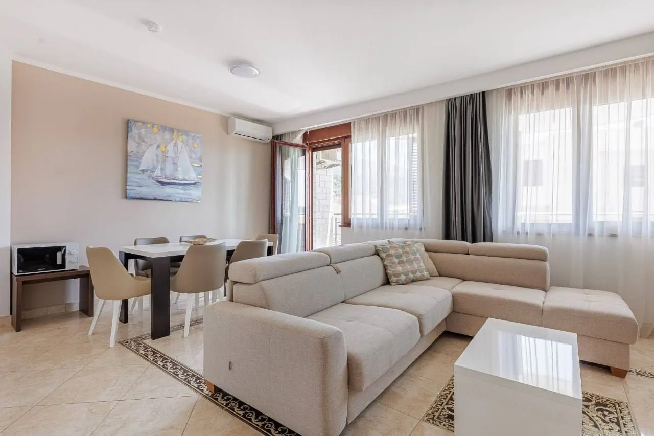 Rent, one bedroom apartment, 72m², Bečići, Budva