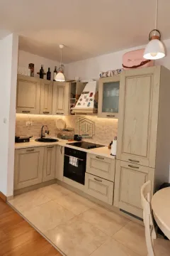 Kuhinja u tradicionalnom stilu sa drvenim elementima i ugrađenim kućnim aparatima. - image 8