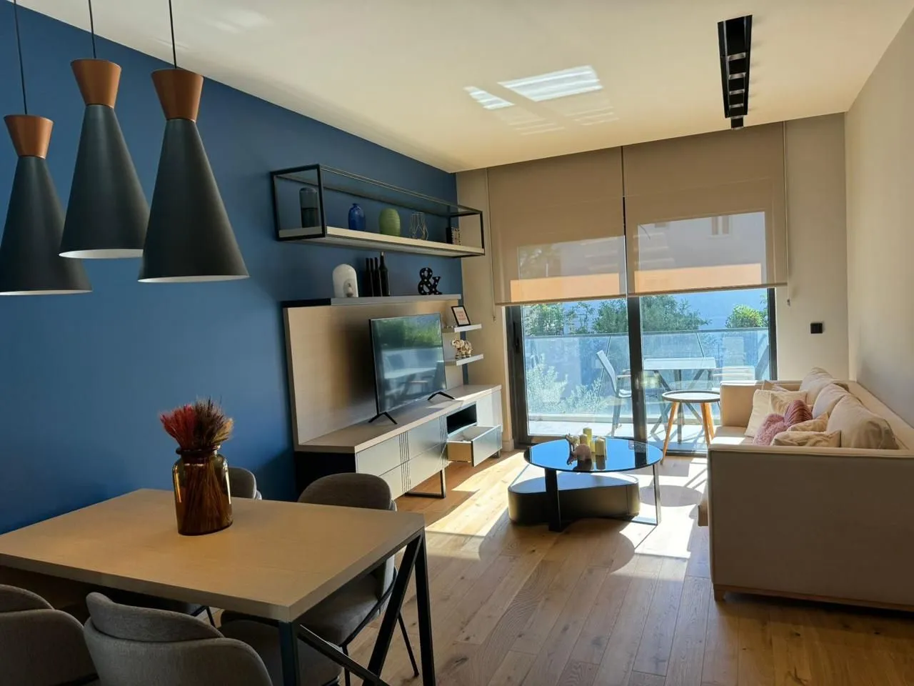 Izdavanje, jednosoban stan, 45m², Tivat, Crna Gora