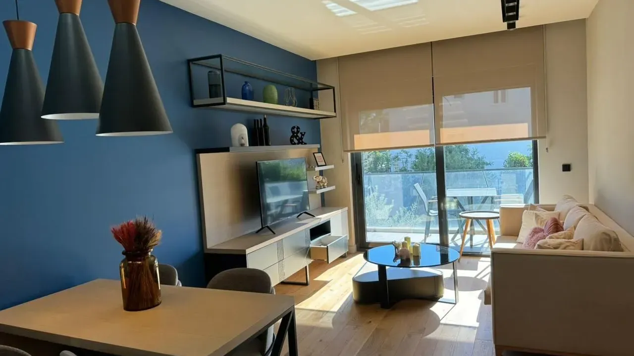 Izdavanje, jednosoban stan, 45m², Tivat, Crna Gora