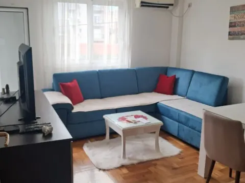 Izdavanje, dvosoban stan, 50m², Stari Aerodrom, Podgorica