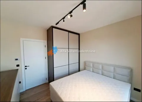 Furnished bedroom with a double bed and a built-in wardrobe. - image 10