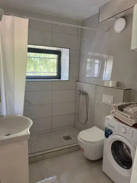 Manje kupatilo sa tuš kabinom, umivaonikom, WC šoljom i veš mašinom. - image 13