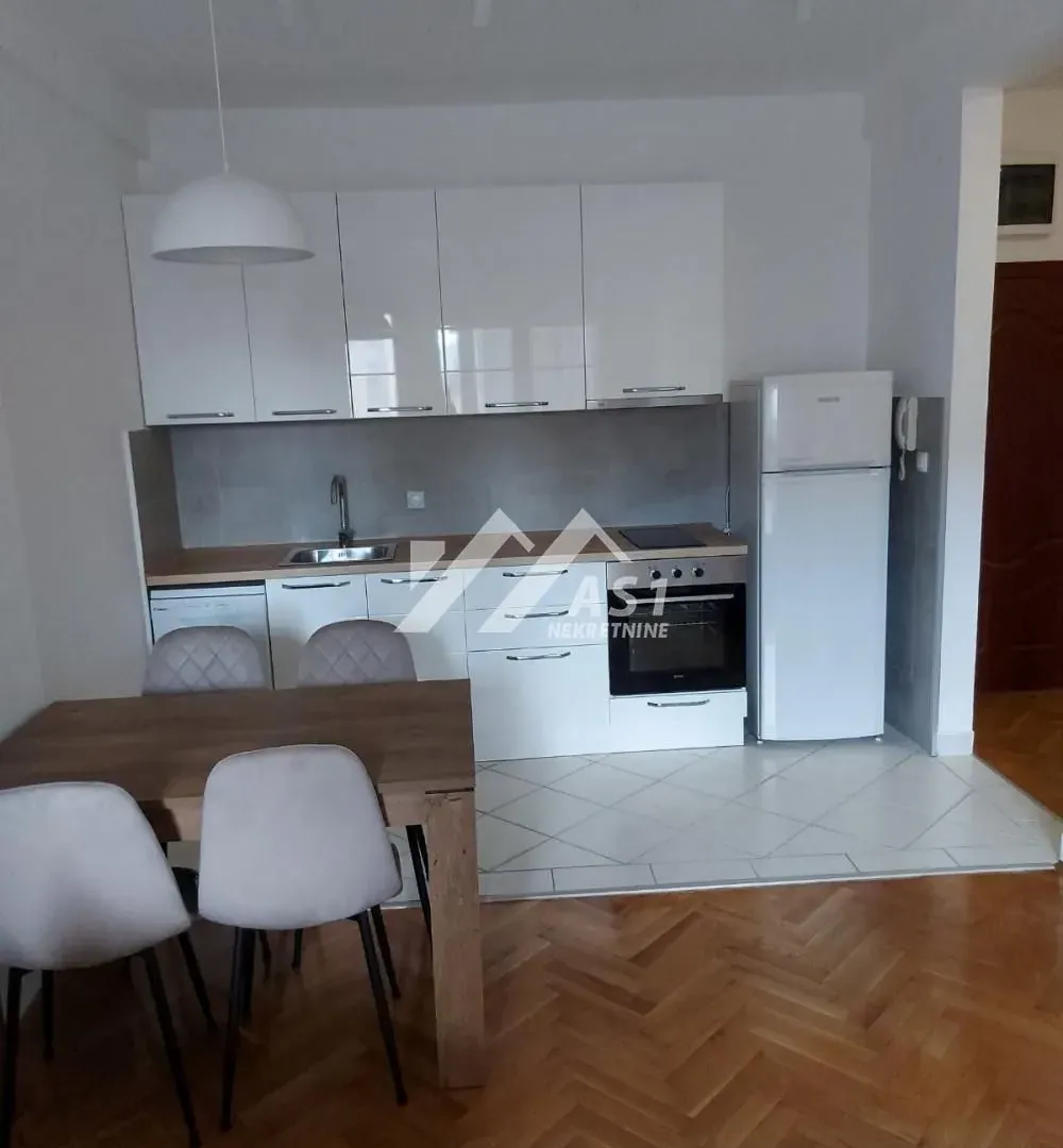 Izdavanje, dvosoban stan, 43m², Centar, Novi Sad