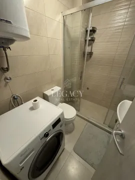 Manje kupatilo sa tuš kabinom, wc šoljom i veš mašinom. - image 13