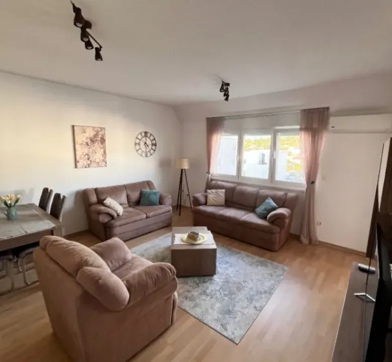 Izdavanje, dvosoban stan, 63m², Blok 9, Podgorica