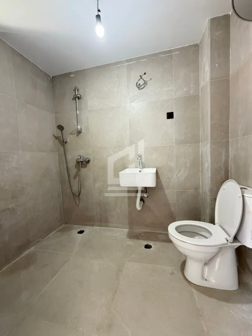 Novo opremljeno kupatilo sa tuš kabinom, umivaonikom i wc šoljom.