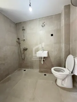 Novo opremljeno kupatilo sa tuš kabinom, umivaonikom i wc šoljom. - image 3