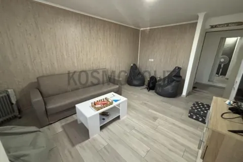 Dnevna soba sa kaučem, stočićem i vrećama za sedenje. - image 3
