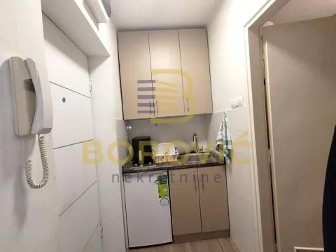 Manja čajna kuhinja sa elementima i sudoperom. - image 4
