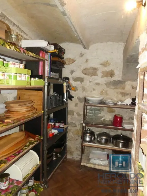 Prodaja, kuća, 380m², Pivara, Jagodina