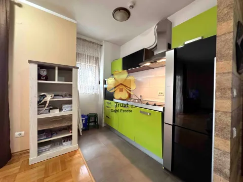 Izdavanje, trosoban stan, 120m², City Kvart, Podgorica - image 2