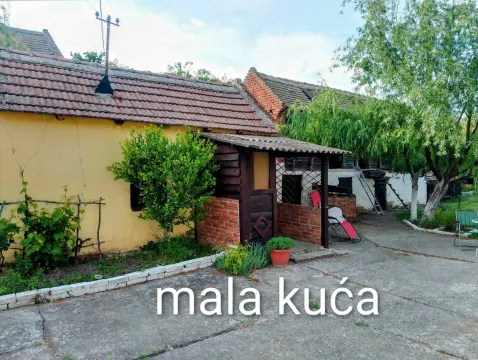 Eksterijer starije kuće sa dvorištem i nadstrešnicom. - image 3