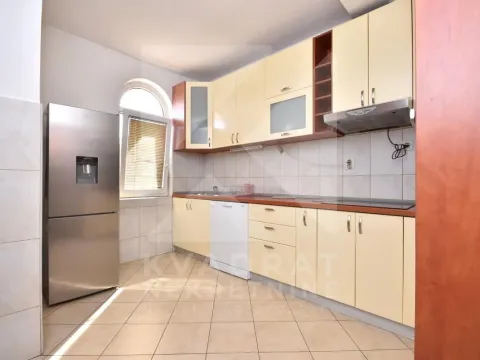 Rent, four bedroom apartment, 160m², Tološi, Podgorica - image 7