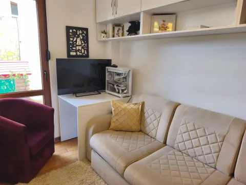 Dnevna soba sa bež garniturom, foteljom, radnim stolom i televizorom. - image 11