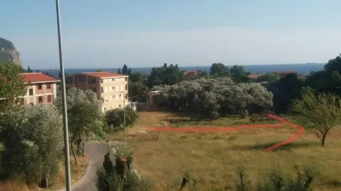 Pogled iz objekta na okolno zemljište i more u daljini. - image 3