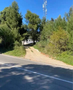 Prilazni put i eksterijer okružen zelenilom. - image 3