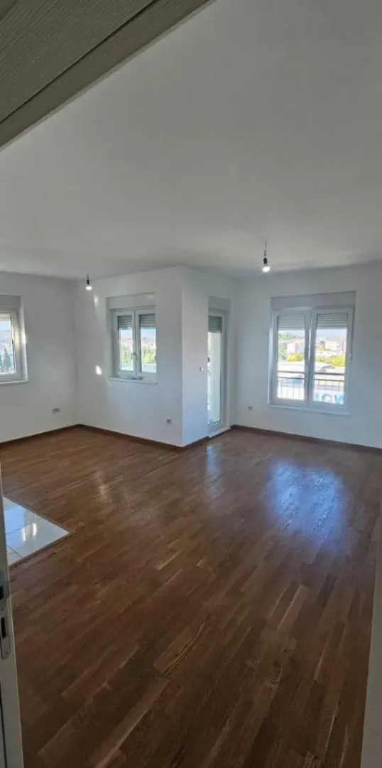 Izdavanje, dvosoban stan, 70m², Zabjelo, Podgorica