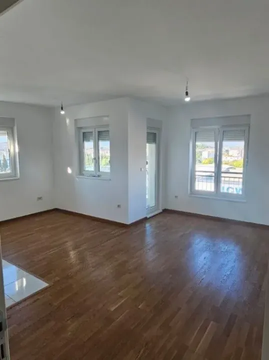 Izdavanje, dvosoban stan, 70m², Zabjelo, Podgorica