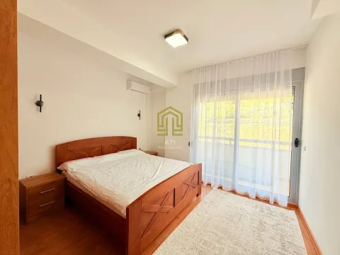 Svijetla spavaća soba sa bračnim krevetom i izlazom na terasu. - image 7