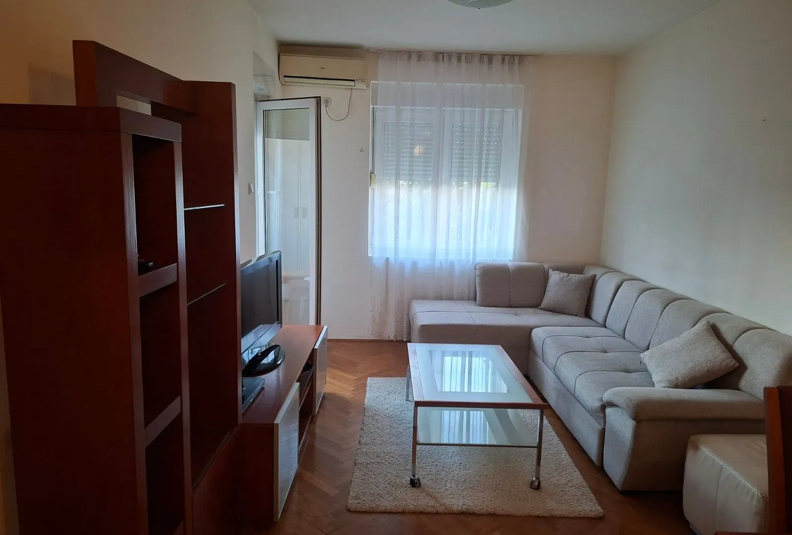 Izdavanje, dvosoban stan, 65m², Blok 9, Podgorica