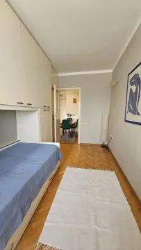 Manja spavaća soba sa krevetom, ugradnim plakarima i parketom na podu. - image 7