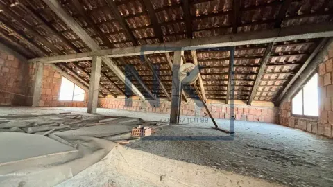 Neuređeni potkrovni prostor u sivoj fazi sa krovnom konstrukcijom. - image 22