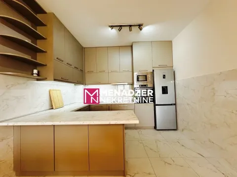 Moderna kuhinja sa ugradnim elementima i frižiderom. - image 7