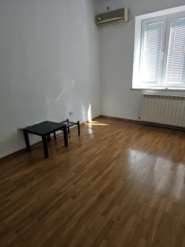 Prazna prostorija sa parketom i prozorom. - image 12