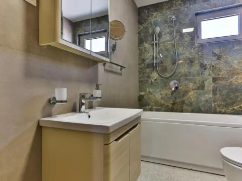 Izdavanje, trosoban stan, 115m², Pržno, Budva - image 7