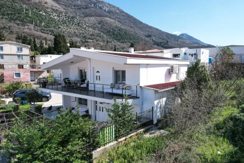 Pogled na bijelu dvospratnu kuću sa terasom i dvorištem. - image 27