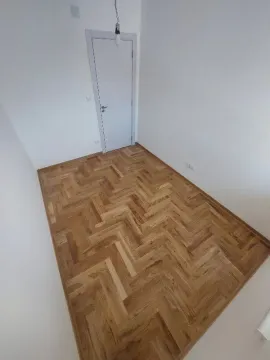 Prazna soba sa parketom i belim zidovima. - image 7