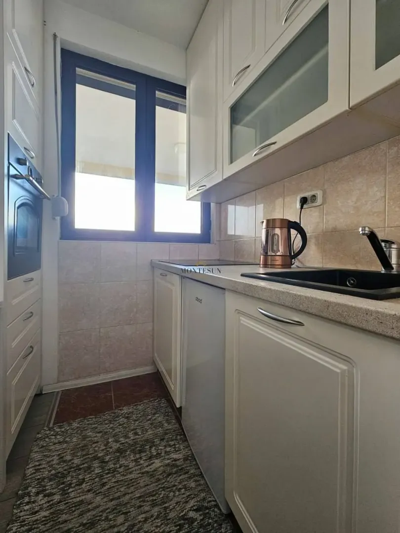 Izdavanje, trosoban stan, 100m², Gospoština, Budva