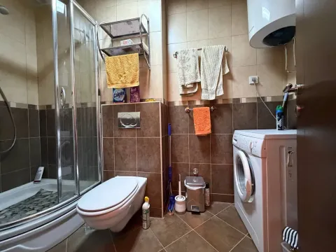 Manje kupatilo sa tuš kabinom, WC šoljom i veš mašinom. - image 9